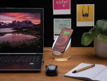 Logotrade meene foto: Ovate bambusest 5W kõlar koos 15W juhtmevaba laadijaga