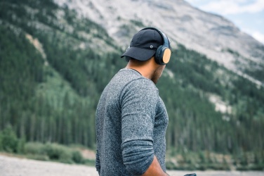 Logotrade ärikingituse foto: RCS ja bambusest Elite kokkupandavad juhtmevabad kõrvaklapid