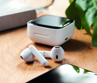 Logo trade reklaamtoote pilt: TWS kõrvaklapid päikeselaadijaga