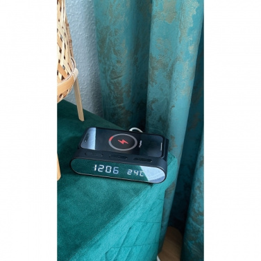 Logo trade reklaamkingid foto: Äratuskell ja juhtmevaba laadija ADELAIDE