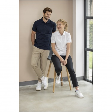 Logo trade liikelahjat tuotekuva: Emerald lyhythihainen unisex Aware™-poolopaita kierrätetystä materiaalista