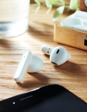 Logotrade mainoslahja ja liikelahja kuva: TWS-kuulokkeet bambukotelossa