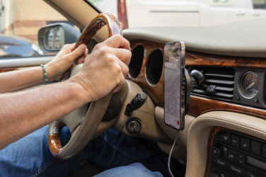 Logotrade reklaminės dovanos nuotrauka: „PowerCruze RCS“ plastikinis 15 W magnetinis automobilio laikiklis su įkrovimu