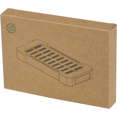 Logotrade dāvanas foto: Altair 5000 mAh 10 W pārstrādātas plastmasas izturīga saules enerģijas pārnēsājamā baterija ar iebūvētu lukturīti