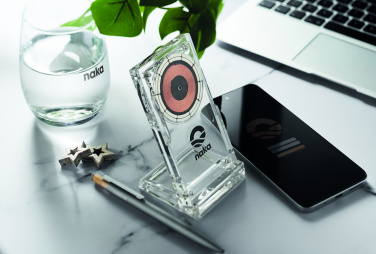 Лого трейд pекламные подарки фото: Acrylic wireless charger 15W